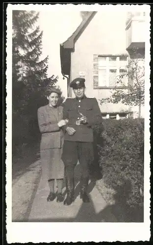 Fotografie Fotodienst, Erkner, KVP-Polizist in Uniform mit Schirmmütze