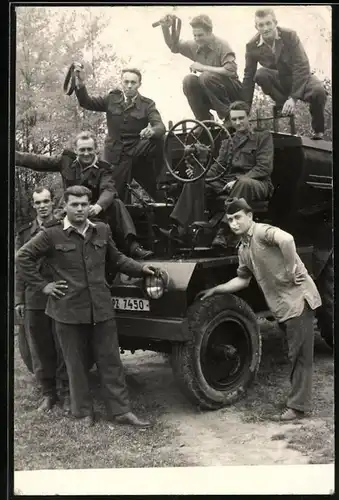 Fotografie Lastwagen - Muldenkipper der Tschechischen Armee, Soldaten mit LKW