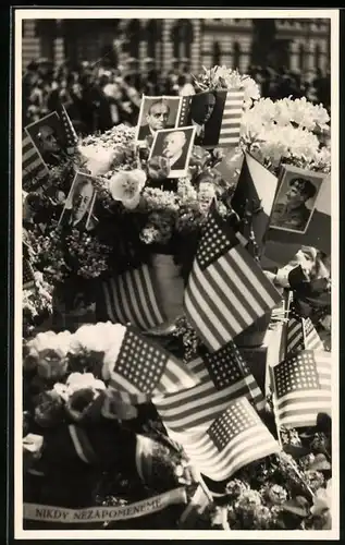 Fotografie Blumenstrauss mit Fahnen der USA & Tschechoslowakei, Portrait Präsident Roosevelt u.a.