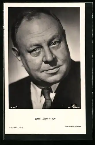 AK Schauspieler Emil Jannings im Anzug in die Kamera schauend