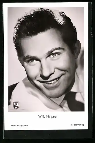 AK Schauspieler Willy Hagara lächelnd in die Kamera schauend