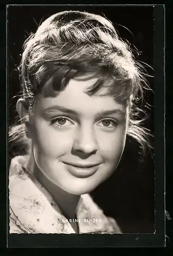 AK Schauspielerin Sabine Sinjen in die Kamera lächelnd