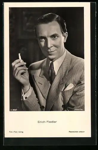 AK Schauspieler Erich Fiedler im Anzug mit Zigarette in der Hand