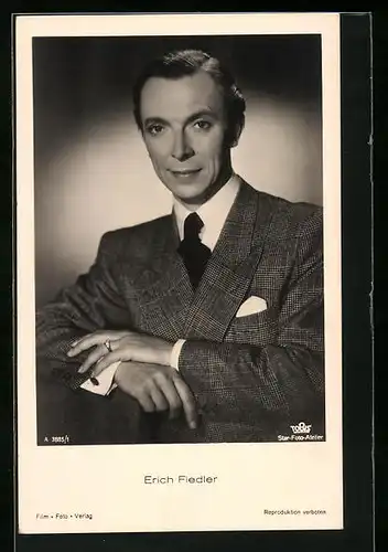AK Schauspieler Erich Fiedler im Anzug mit verschränkten Armen