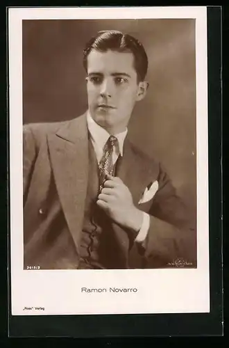 AK Schauspieler Ramon Novarro im Anzug zur Seite blickend