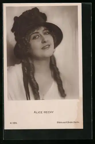 AK Schauspielerin Alice Hechy im Kostüm einer Theaterrolle