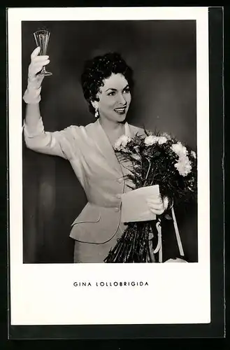 AK Schauspielerin Gina Lollobrigida mit Blumenstrauss im Arm und Sektglas in der Hand