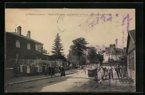 AK Jargeau, Route d`Orlèans - La Fabrique de fleurs - Sortie des Ouvrières