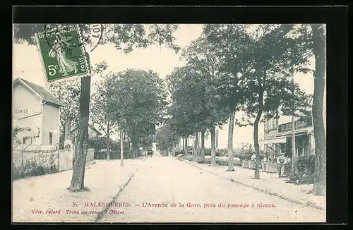 AK Malesherbes, L`Avenue de la Gare, pres du passage à niveau