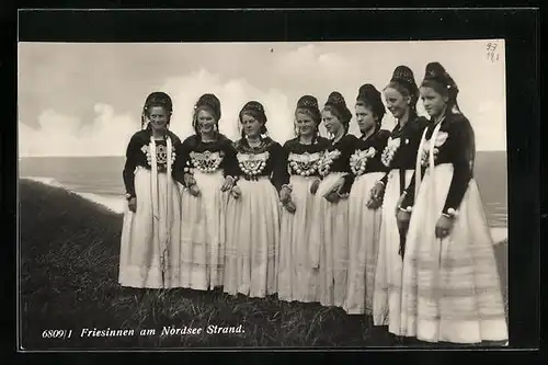 AK Friesinnen am Nordsee Strand in Tracht