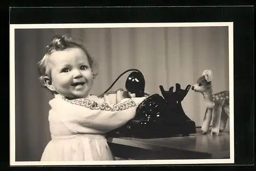 AK Kleinkind am Telefon