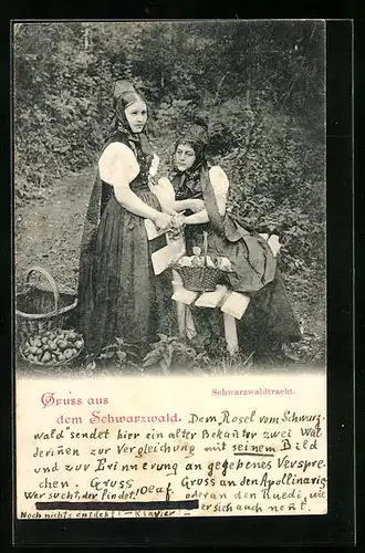 AK Zwei junge Frauen in Schwarzwälder Tracht beim Pilzesammeln im Wald