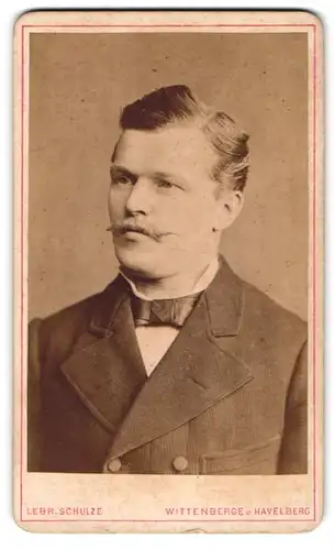 Fotografie Lebr. Schulze, Wittenberge, Portrait junger charmanter Mann mit Schnurrbart