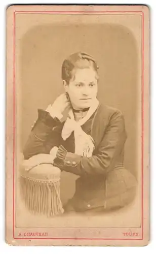 Fotografie A. Chauveau, Tours, Rue St-Etienne 39, Portrait bildschöne junge Frau im prachtvollen Kleid