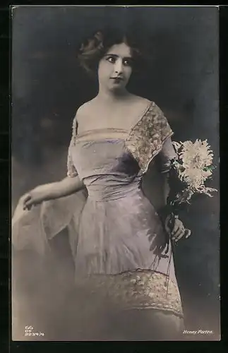 AK Schauspielerin Henny Porten mit Blumen im eleganten Kleid