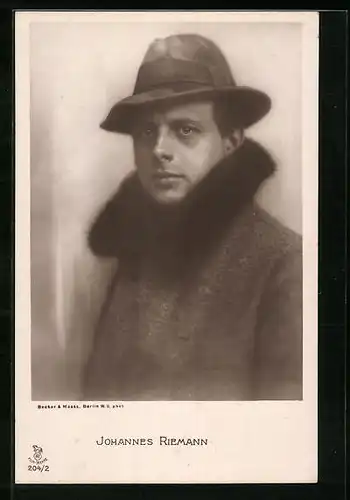 AK Schauspieler Johannes Riemann mit Hut im Pelzmantel