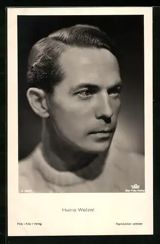 AK Schauspieler Heinz Welzel im weissen Rollkragenpullover