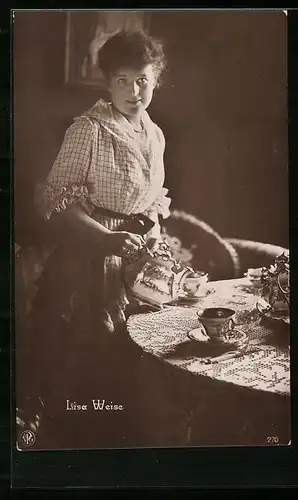 AK Schauspielerin Lisa Weise mit einer Teekanne am Tisch stehend