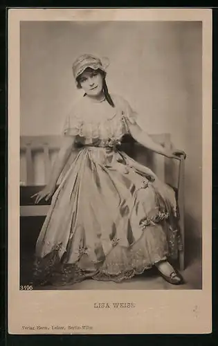 AK Schauspielerin Lisa Weise mit Mütze im Kleid auf einer Bank sitzend