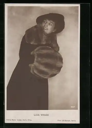 AK Schauspielerin Lisa Weise mit Pelzmuff