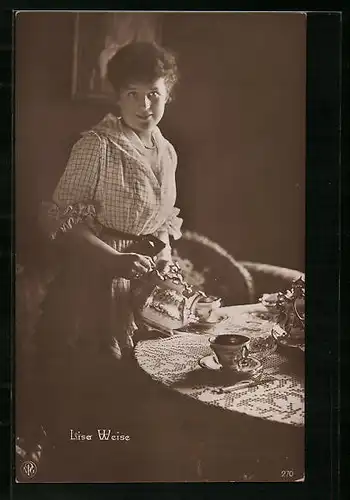 AK Schauspielerin Lisa Weise mit Teekanne am Tisch stehend