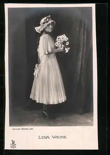 AK Schauspielerin Lisa Weise bildschön mit Blumen und Hut im Kleid