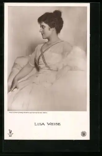 AK Schauspielerin Lisa Weise elegant im weissen Kleid