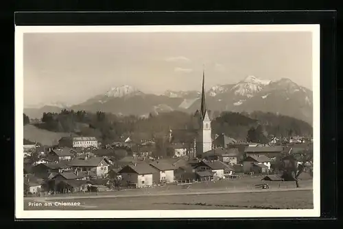 AK Prien am Chiemsee, Gesamtansicht mit Gebirgswand