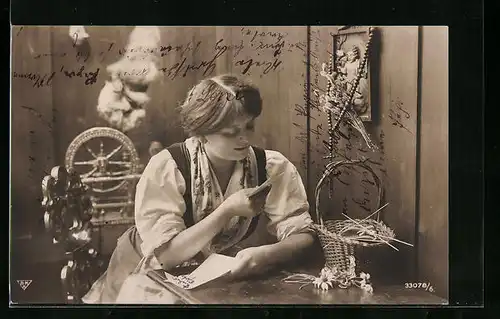 Foto-AK BNK: Frau im Trachtenkleid am Tisch einen Brief lesend
