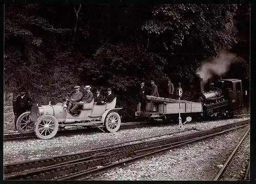 Fotografie unbekannter Fotograf, Ansicht Brienz, Rothorn-Zahnrad-Bahn im Wettstreit mit Auto wer ist erster oben, 1906