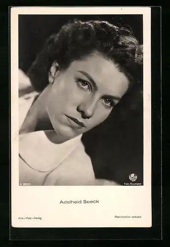 AK Schauspielerin Adelheid Seeck mit ernsten Blick in die Kamera schauend