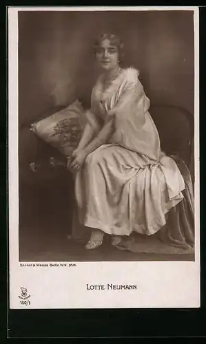 AK Schauspielerin Lotte Neumann im Kostüm einer Bühnenrolle