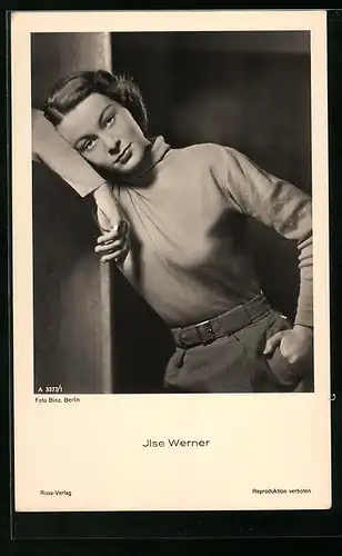 AK Schauspielerin Ilse Werner nachdenklich an eine Wand gelehnt