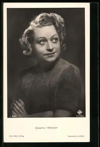 AK Schauspielerin Grethe Weiser mit verschränkten Armen seitlich blickend