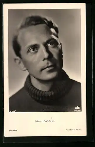 AK Schauspieler Heinz Welzel im Pullover nach oben schauend