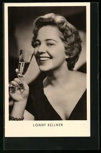 AK Schauspielerin Lonny Kellner lächelnd ein Glas Sekt in der Hand