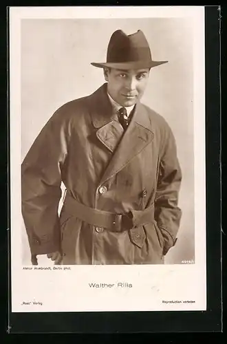 AK Schauspieler Walther Rilla im Mantel mit Hut porträtiert