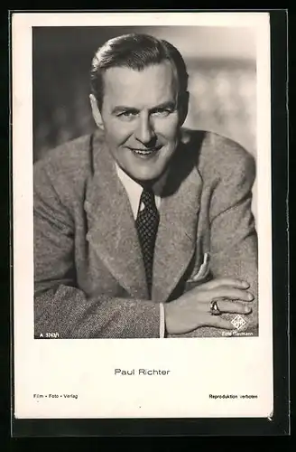 AK Schauspieler Paul Richter im Anzug in die Kamera lächelnd
