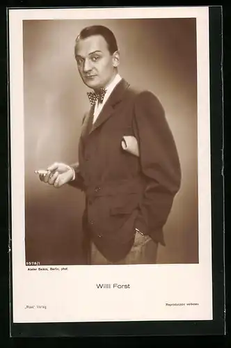 AK Schauspieler Willi Forst im Anzug mit Zigarette in der Hand