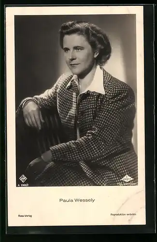 AK Schauspielerin Paula Wessely im Kostüm auf einem Stuhl sitzend