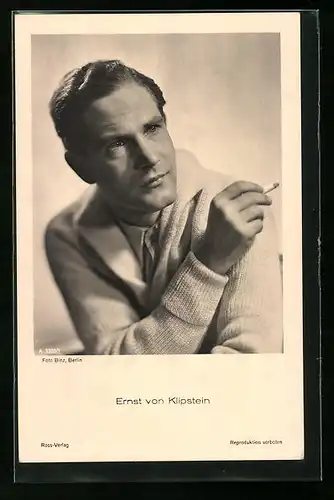 AK Schauspieler Ernst von Klipstein nachdenklich mit Zigarette in der Hand