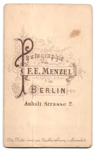 Fotografie F. E. Menzel, Berlin, Anhalt Str. 2, Portrait blondes Fräulein mit Flechtzopf