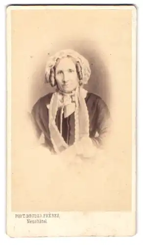 Fotografie T. Bruder Frères, Neuchatel, Portrait hübsche Dame mit Rüschenkopfschmuck