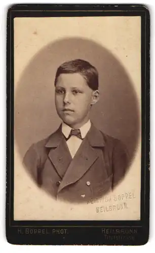 Fotografie H. Boppel, Heilbronn, Titotstr., Portrait frecher Bube mit Fliege im Jackett