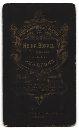 Fotografie H. Boppel, Heilbronn, Titotstr., Portrait frecher Bube mit Fliege im Jackett