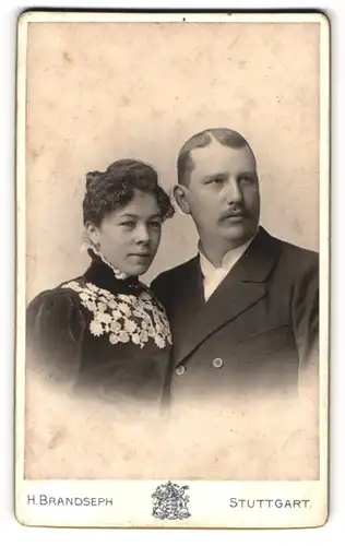 Fotografie H. Brandseph, Stuttgart, Marienstr. 36, Portrait eines elegant gekleideten Paares