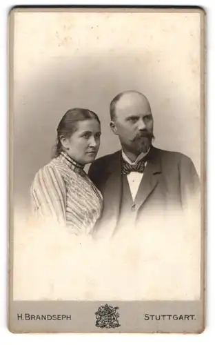 Fotografie H. Brandseph, Stuttgart, Marienstr. 36, Portrait eines elegant gekleideten Paares