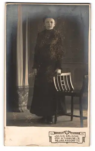 Fotografie Julius Grusche, Neugersdorf i. S., Portrait schöne junge Frau im prachtvollen Kleid