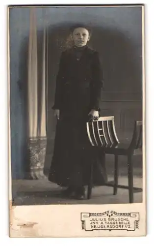 Fotografie Julius Grusche, Neugersdorf i. S., Portrait schöne junge Frau im prachtvollen Kleid