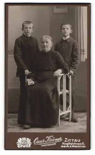 Fotografie Oscar Krämer, Zittau, Hospitalstr. 2, Portrait stolze Mutter mit zwei Buben in niedlichen Anzügen